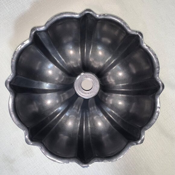 Nordic Ware Cast Aluminum Bundt Pan 10 Cup Capacity Nonstick Coating Baking XMas - Picture 1 of 7